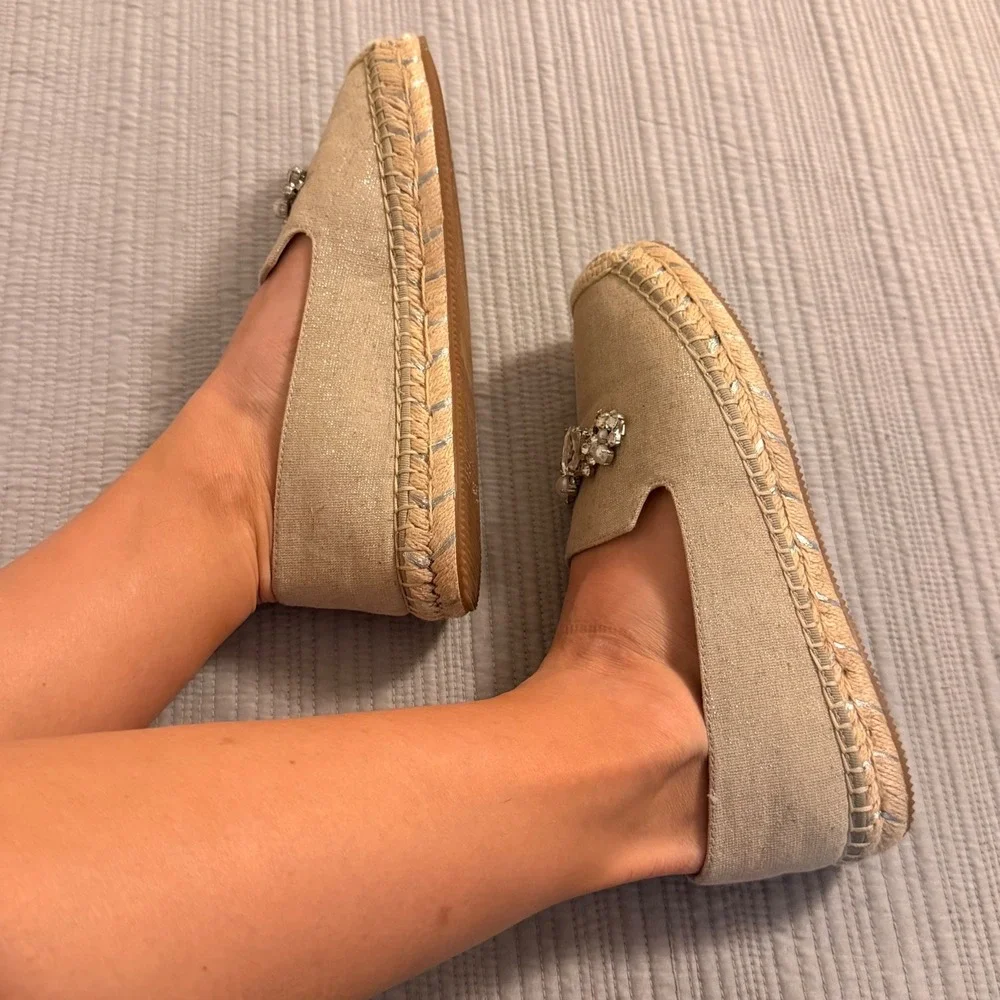 Karl Lagerfeld Paris Womens Margie Gold Crystal Pearl Espadrille Flats Shoes 8M